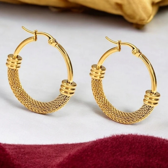 🆕️Trendy Chic 18K Gold Plated Stainless Steel Textured Mesh Hoop Earrings - Picture 5 of 15